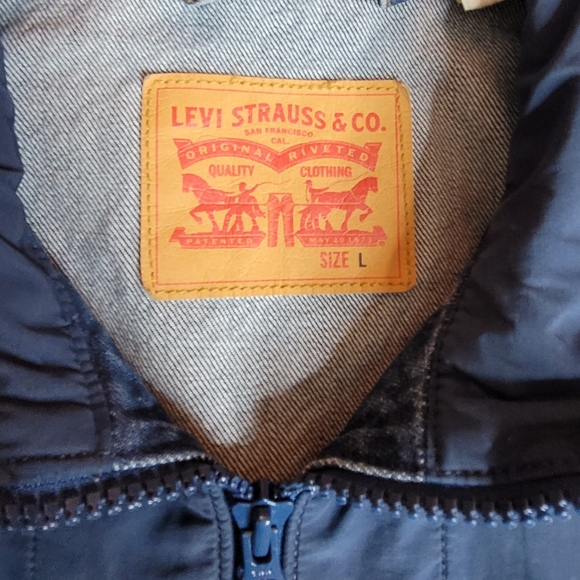Levi’s Men’s Trucker Jacket Denim Blue Poly Block Chest Size LARGE - Picture 3 of 10